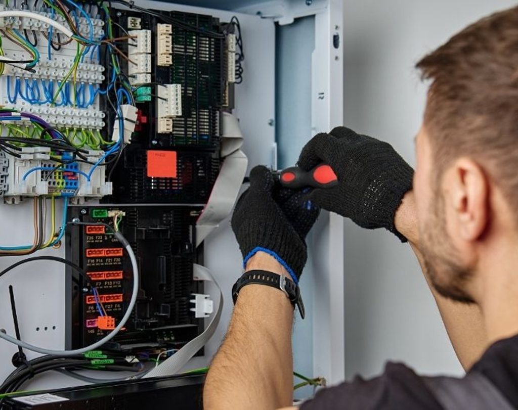 Why Choose an Electrician in Mira Monte